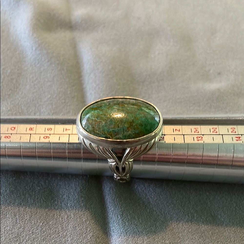 Elegant Silver and Green Stone Ring